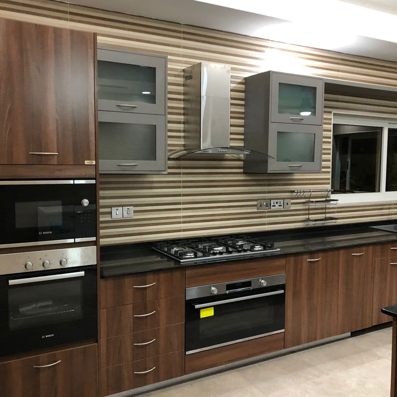 Kitchen Cabinets & Closets